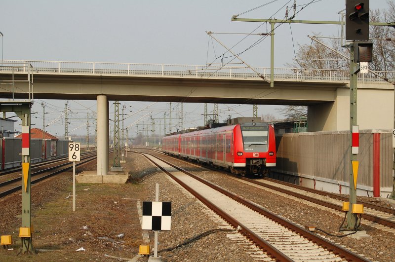 425 & 425 232-6 fahren als S2, hier in Limburgerhof, von Kaiserslautern HBF nach Mosbach(Baden) bzw Mannheim HBF. Der hintere Zugteil wird im Mannheim abgekoppelt und der vordere Zugteil fhrt weiter nach Mosbach. 14.03.07
