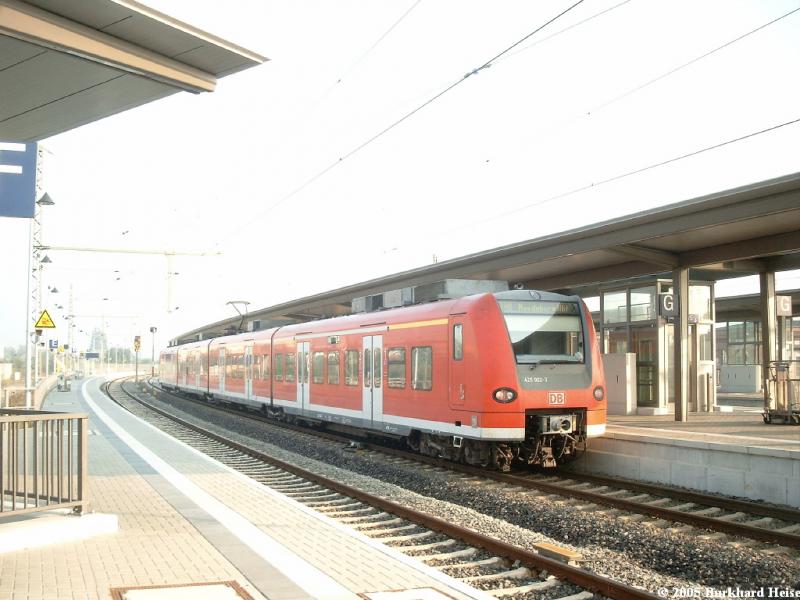 425 002-3 steht am 25.9.2005 abfahrbereit in Wittenberge als RB nach Magdeburg Hbf