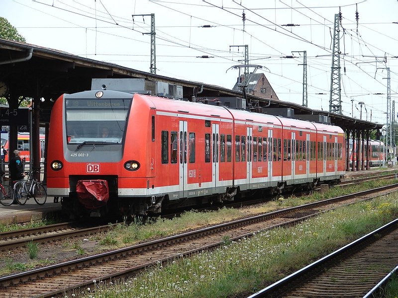 425 002 steht abfahrbereit im Bahnhof Stendal. (09.05.09)