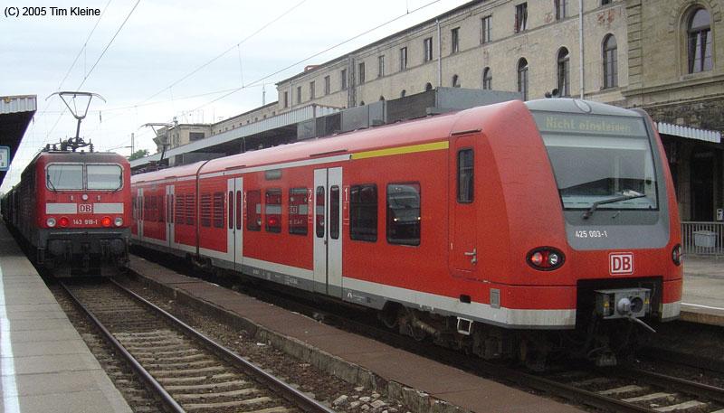 425 003 und 143 918 stehen am 27.07.2005 in Magdeburg Hbf.