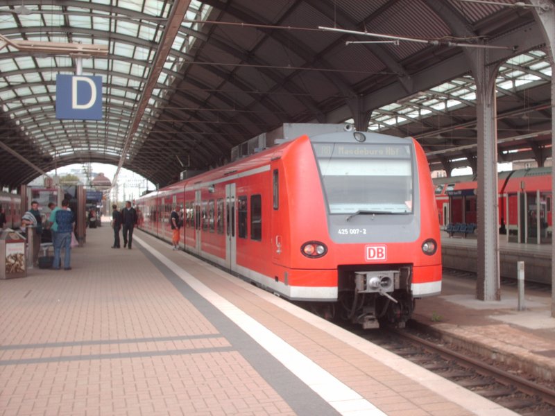 425 007-2 als RB nach Magdeburg Hbf im Hauptbahnhof Halle(Saale).