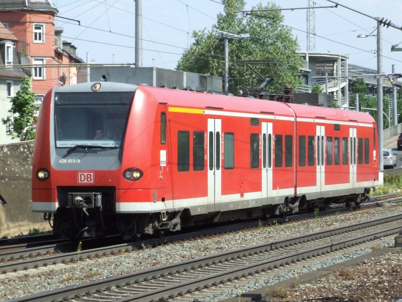 425 013 in Esslingen (Neckar) am 27.04.2007.
Der 425 013 war der zweite Unfallzug in Sen 2004, der seit einiger Zeit wieder in der Region Stuttgart unterwegs ist. Im Gegensatz zum 425 011 wurde der 013 nur wenig beschdigt. 425 011 wurde mit 'Totalschaden' ausgemustert.