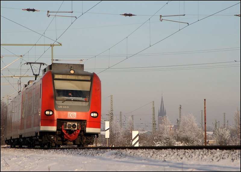425 020/520 verlsst als RB42 (RB 20242 )  HAARD-Bahn , Haltern am See - Essen Hbf, das Stadtgebiet von Haltern. (09.01.2009)