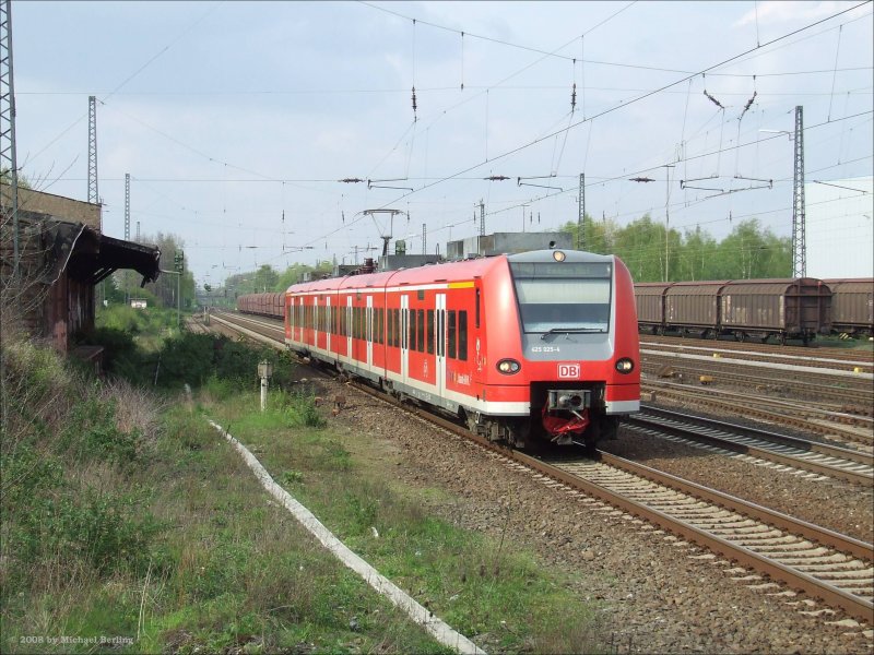 425 025-4 als RB42 nach Essen Hbf kurz vor halt im Bf Recklinghausen S�d. 25.4.08