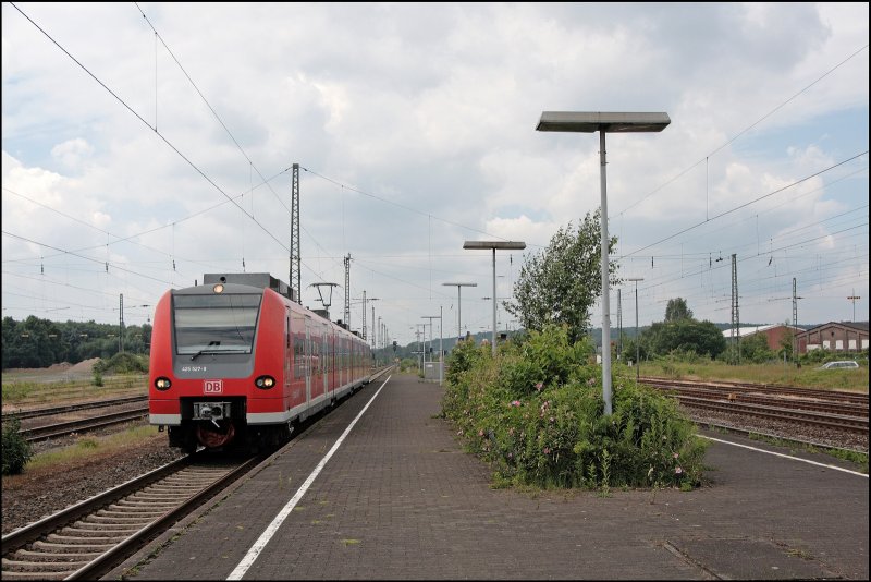 425 027/527 erreicht als RB42 (RB 20229)  Haard-BAHN , von Essen Hbf nach Mnster(Westf)Hbf, den Bahnhof Haltern am See. (15.06.2008)