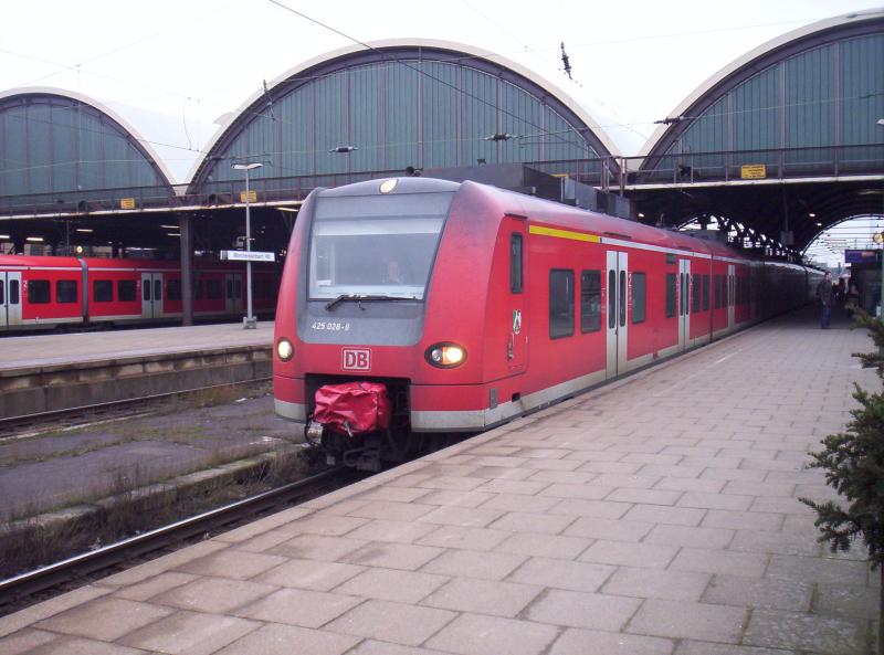 425 028 als RE 8  Rhein-Erft-Express  steht Abfahrtbereit nach Koblenz in Mnchengladbach Hbf 07.01.2006