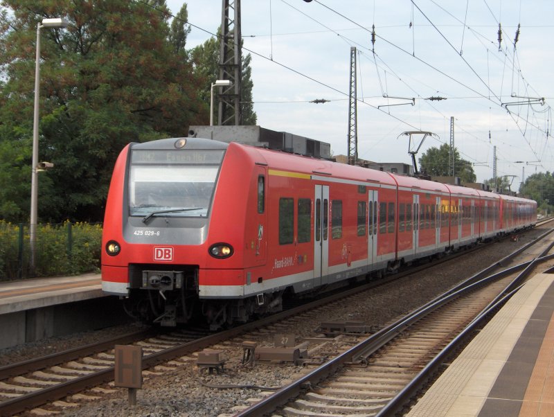425 029-6 im Doppelpack als RB42 nach Essen Hbf. Hier beim Halt im Bf Recklinghausen S�d. 1.9.06