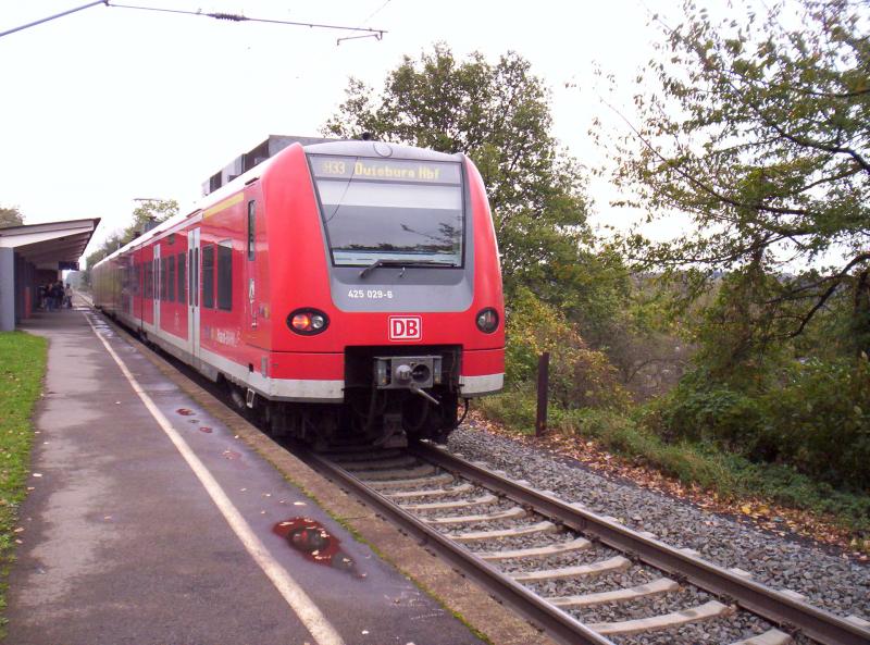 425 029 auf dem Weg nach Duisburg am halt Hckelhoven-Baal. 07.11.2005