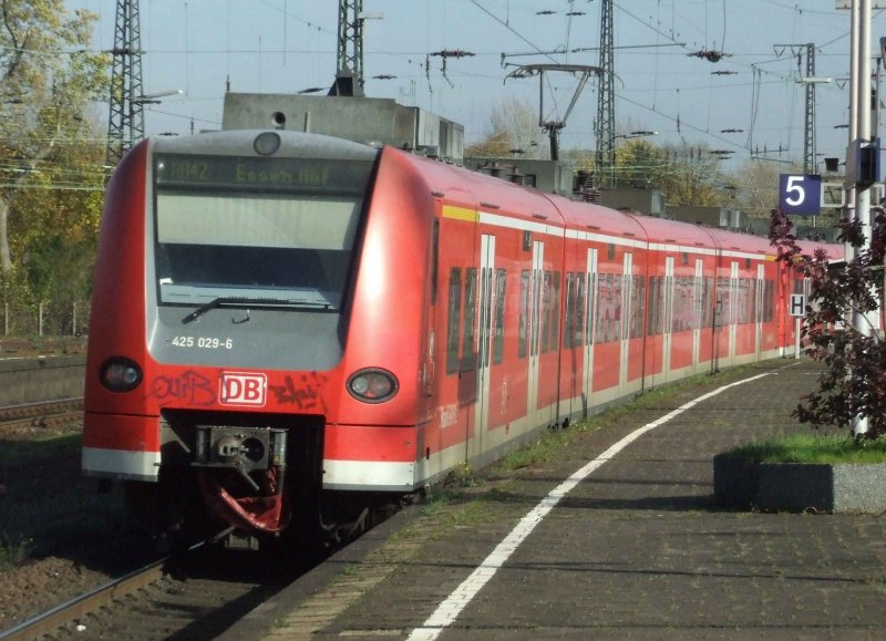 425 029 verl�sst auf der 'Haard-Bahn' (RB42) den Bahnhof Wanne-Eickel mit dem Ziel M�nster Hbf. Die Zugzielanzeige wurde bei der Wende in Essen Hbf wohl versehentlich stehen gelassen... (31.10.2007)