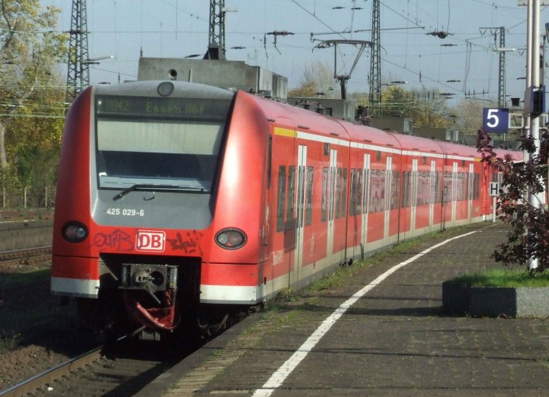 425 029 verlsst auf der 'Haard-Bahn' (RB42) den Bahnhof Wanne-Eickel mit dem Ziel Mnster Hbf. Die Zugzielanzeige wurde bei der Wende in Essen Hbf wohl versehentlich stehen gelassen... (31.10.2007)