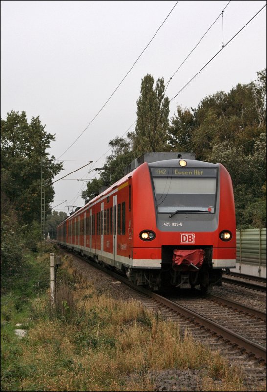 425 029/529 ist mit einem weiteren 425er als RB42 (RB 20252)  HAARD-BAHN  nach Essen unterwegs. (04.10.2008)
