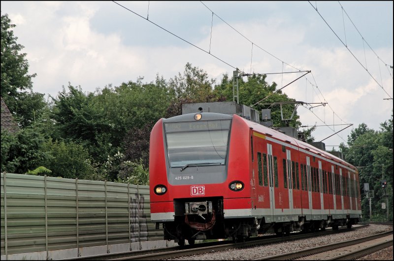 425 029/529  Premium-Quietschie  erreicht als RB42 (RB 20240)  Haard-BAHN , auf dem Weg von Mnster(Westf)Hbf nach Essen Hbf, den Bahnhof Haltern am See. (15.06.2008)
