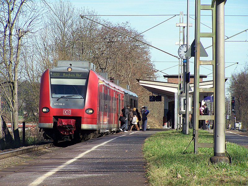 425 036/536 am Sonntag Nachmittag gegen 15:45 als RB33  Rhein-Niers-bahn  auf dem Weg nach Aachen, beim Zwischenhalt in H�ckelhoven-Baal. Februar 2008