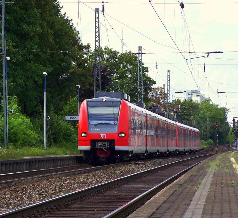 425 038/538 verlsst gemeinsam mit 425 092/592 als RE8 (11323) den Bahnhof Bonn-Beuel in Richtung Koblenz Hbf am 28.07.09