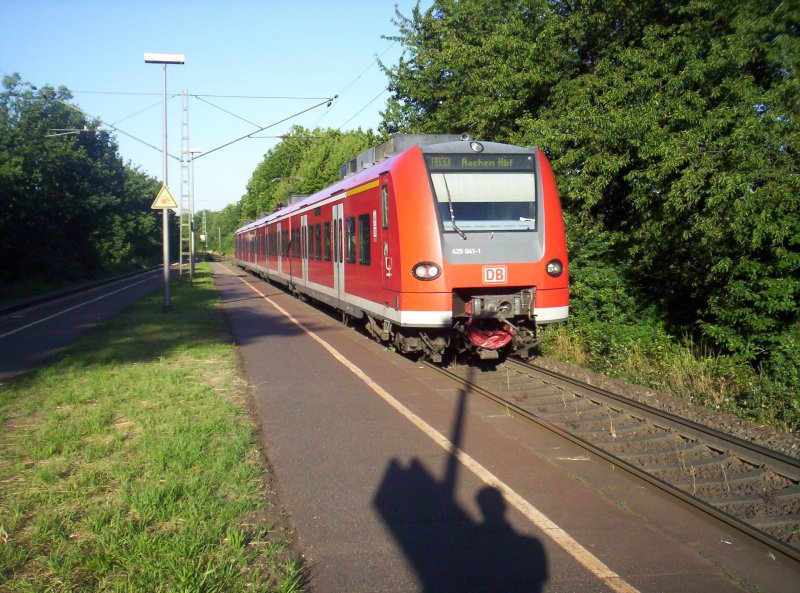 425 041 als RB 33 von Duisburg Hbf nach Aachen Hbf bei der Ausfahrt von Hckelhoven-Baal