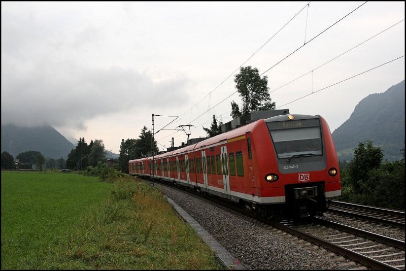 425 045/545 und 426 035/535 legen sich beim Kloster Raisach in die Kurve. (04.08.2009)