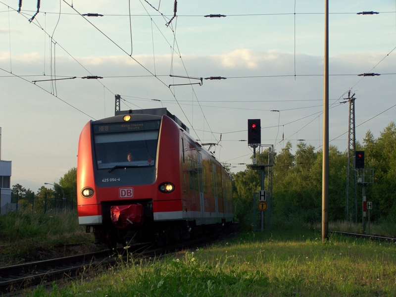425 054/554 und 425 091/591 fahren als RE8(11375) am Abend in Rheydt-Odenkirchen ein. Zugziel ist Kln Messe/Deutz