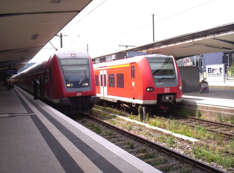 425 055 als RB 61 nach Bad Bentheim, steht direkt neben dem RE 6 aus D�sseldorf kommen nach Minden(Westf), in Bielefeld Hbf. 30.07.2006