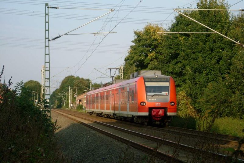 425 055/555 als RB 11076 nach Duisburg passiert die ehem. Anrufschranke
