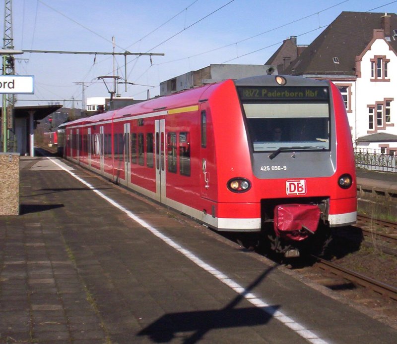 425 056/556 als RB 72  Westfalen-Bahn  bei der Ausfahrt aus Herford. Hier auf dem Weg nach Paderborn Hbf am 04.04.2007