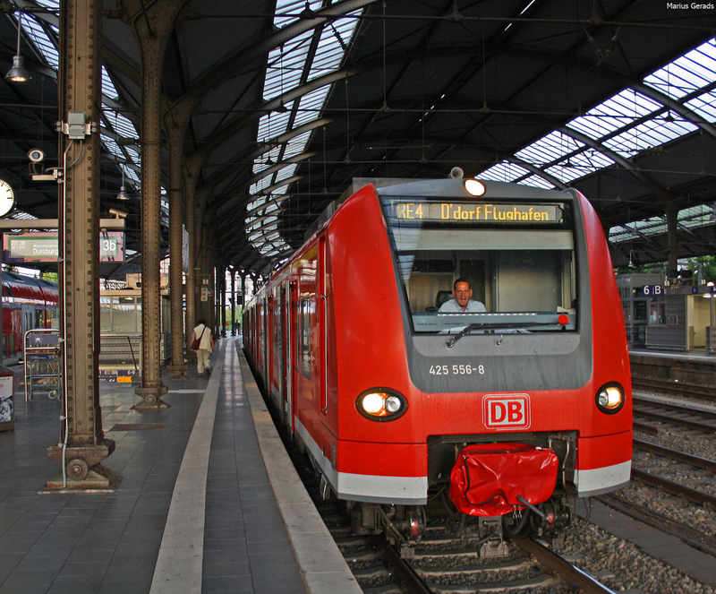 425 056/556 als RB33 nach Duisburg (auch wenn´s auf´m FIS n bissl anders aussieht) steht abfahrtsbereit in Aachen Hbf 22.8.09 (Viele Gr��e an den Tf ;))