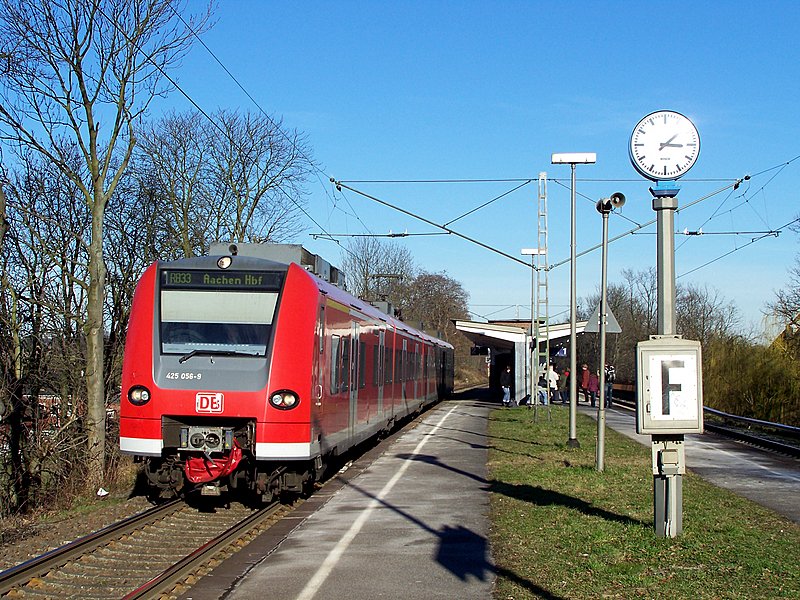 425 056/556 am sonnigen Mittag in Hckelhoven-Baal. RB33 nach Aachen Hbf. 02/2008