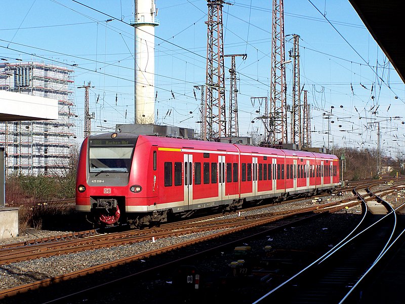 425 056/556 kommt grade aus der Wendeanlage der RB33/31 und wird nun in Duisburg hbf als 11069(RB33) in Richtung Aachen Hbf bereitgestellt. Februar 2008