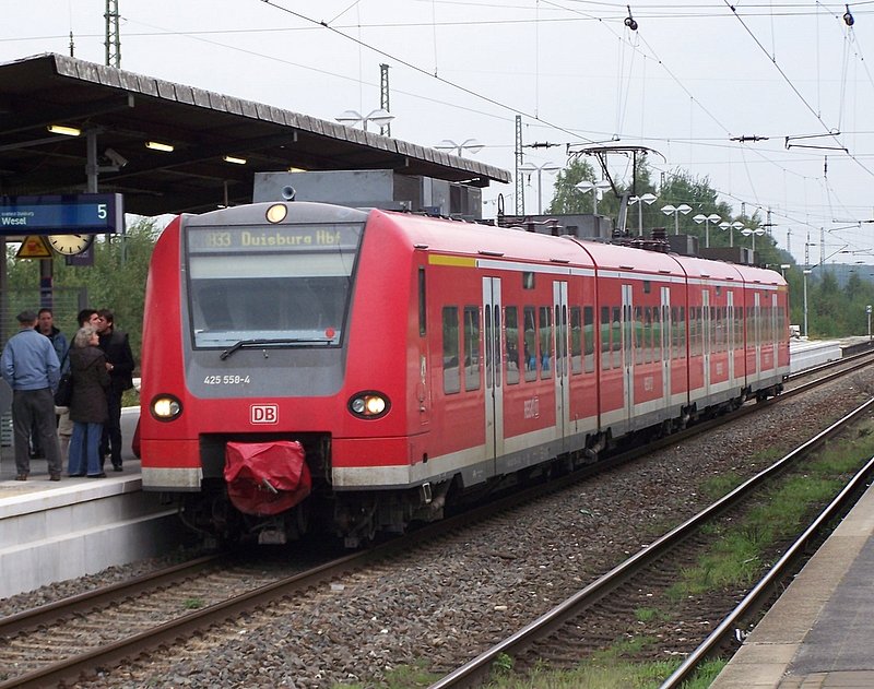 425 058/558 steht am 22.09.08 als RB33(11070) in Viersen auf dem Weg nach Duisburg Hbf. 