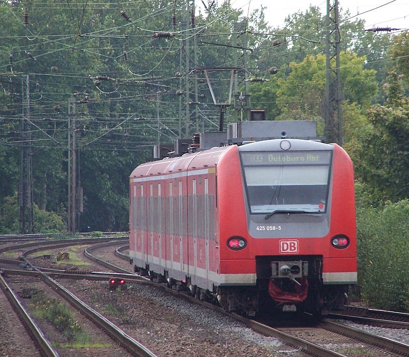 425 058/558 verlsst als RB11070(RB33) den Bahnhof Viersen auf dem Weg nach Duisburg Hbf. 22.09.08