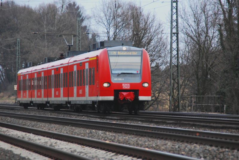 425 059-3 als RE78 hat soeben den Bhf Herford verlassen und fhrt nun auf seiner Dienststrecke Nienburg - Bielefeld seinen Zielort Bielefeld an. Erwischt am 11.02.2009; heute frisch gewaschen mit noch schn verpackter Kupplung.