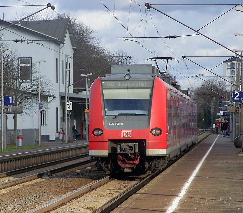 425 060/560 als RB33  Rhein-Niers-Bahn  (11066) von Aachen Hbf nach Duisburg Hbfhier in Geilenkirchen am 03.12.07.