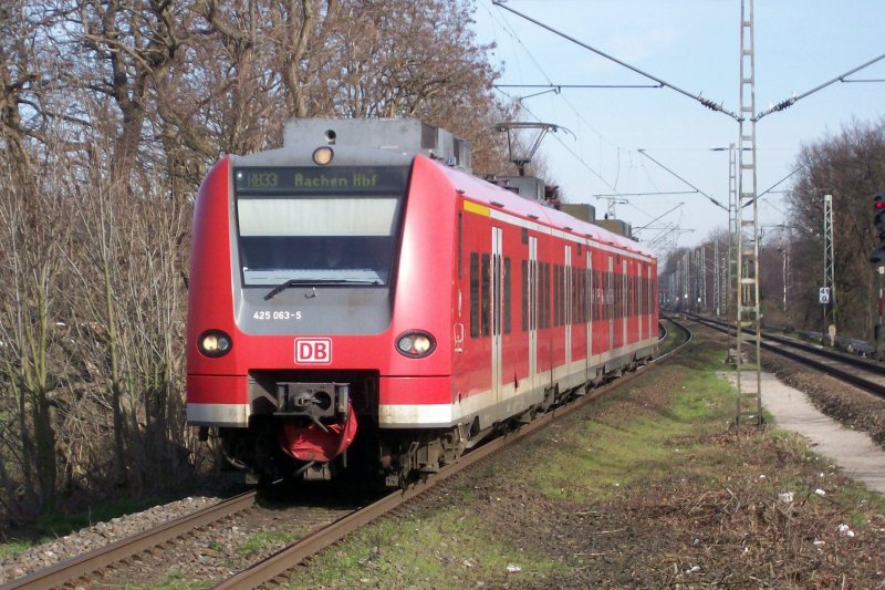 425 063/563 ist bei Sonnigem Wetter auf der Rhein-Niers-Bahn im Einsatz. Hier bei der Einfahrt von Hckelhoven-Baal, 16.02.2007