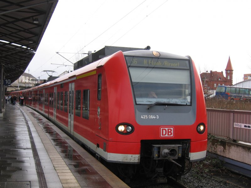425 064-3  aus NRW wartet am 18.3.2007 in Hannover Messe Laatzen auf die Abfahrt als S6 zum Flughafen.