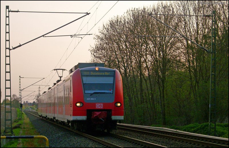 425 064 als RB11078 nach Duisburg Hbf  lie sich am 11.4.09 an der ehem. Anrufschranke in Geilenkirchen fotografieren.