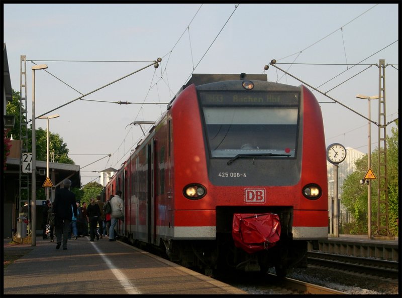 425 068 ist gerade als RB11079 aus Duisburg in Geilenkirchen eingefahren, in einer Minute geht die Fahrt weiter nach Aachen 4.5.2009