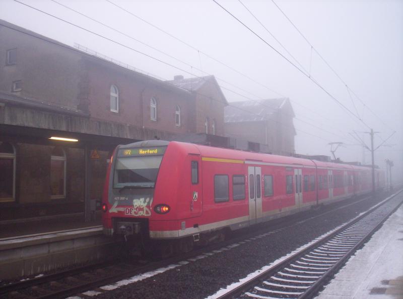 425 068 steht im vernebelten Altenbeken am 02.01.2006 als RE 72 nach Herford