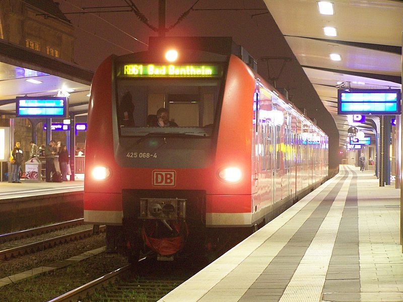 425 068/568 am Abend des 02.10.07 bereitgestellt als RB61 nach Bad Bentheim im Bielefelder Hbf.