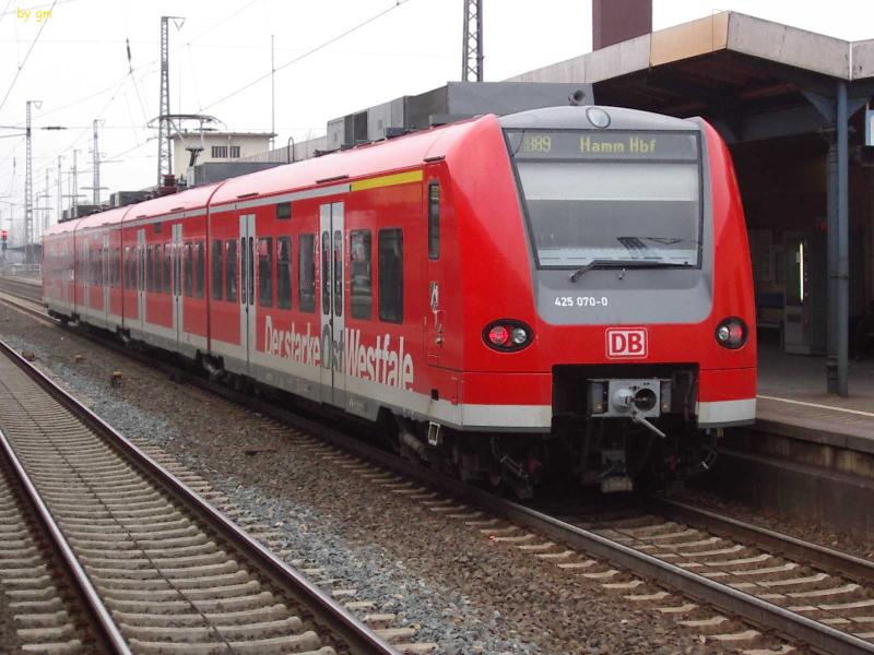 425 070-0 als Regionalbahn in Bahnhof von Paderborn am 17.03.2003