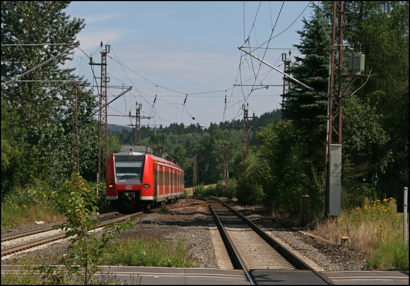 425 071 fhrt als RB 39163  RUHR-SIEG-Bahn  von Hagen nach Siegen, in den Bahnhof Welschen Ennest ein. (11.08.07)