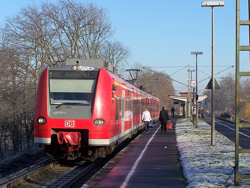425 071/571 ist der einzige 425 den das Werk Essen ohne Software-update gelassen hat. Dieser 425 hat also noch alle Schwchen vom Jahr 2001! Dieser ist seit der Fahrplannderung wieder im Planmigen Umlauf. Hier ist er auf der RB33  Rhein-Niers-Bahn  anzutreffen, im leicht winterlichen Bahnhof Hckelhoven-Baal am 22.12.07