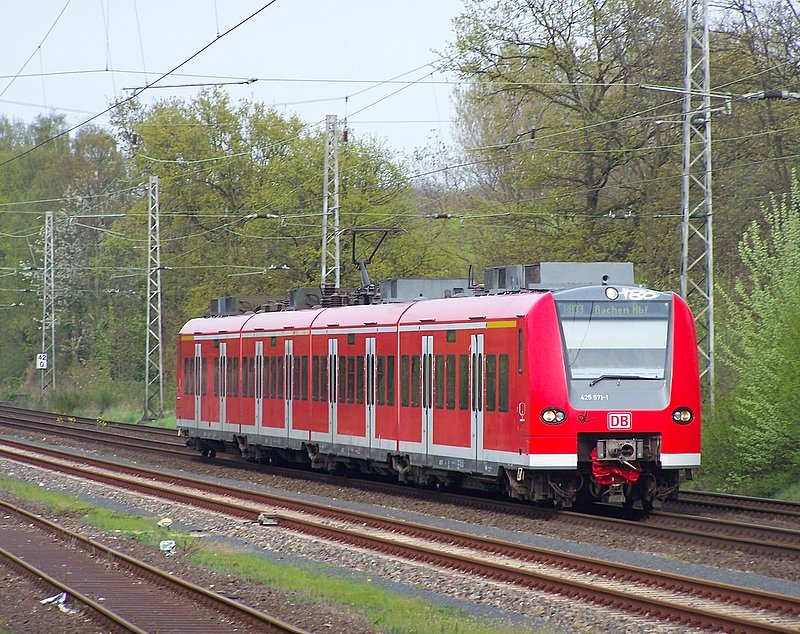 425 071/571 kam als RB33(11077) am 25.04.08 am alten Gbf von H�ckelhoven-Baal vorbei. Hier auf dem weg nach Aachen Hbf