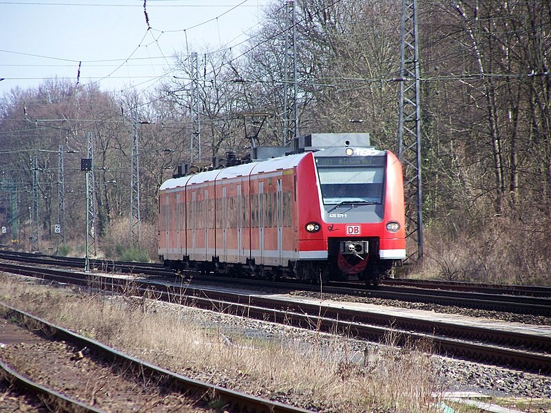 425 071/571  mal wieder  in Hckelhoven-Baal. Hier am sonnigen Samstag morgen beim alten Gbf Baal kurz vor der Einfahrt in den Bahnhof... 08.03.08