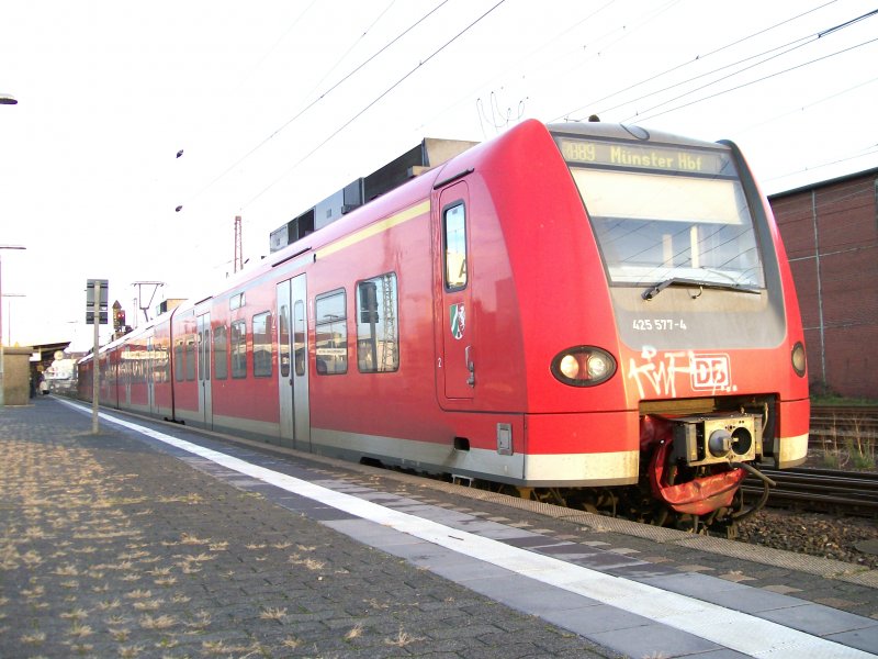 425 077 kam grade vom Mnster(Westf) als  Westfalen-Bahn  RB 89 hier in Paderborn Hbf an. 29.12.2006