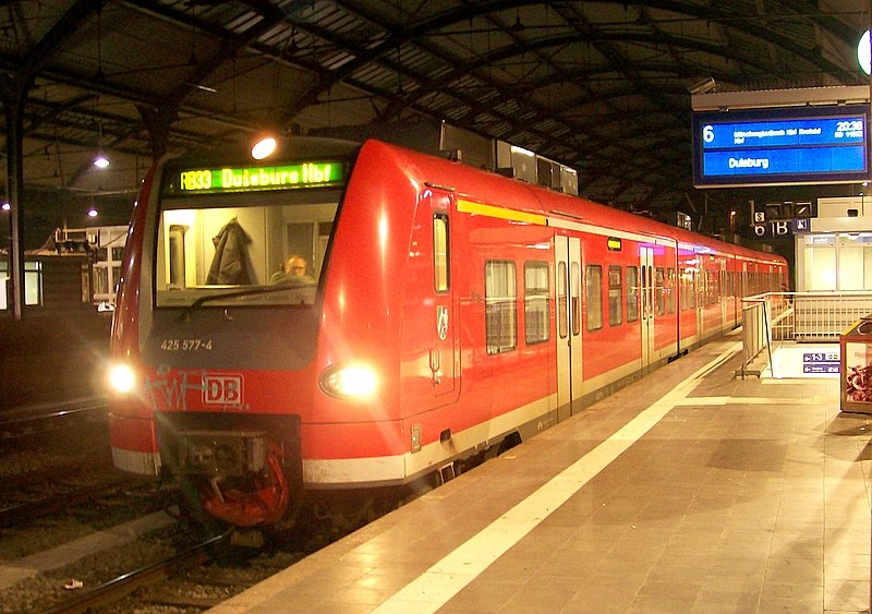 425 077/577 als RB 33 (11082) abfahrbereit im Aachener Hbf in Richtung Duisburg.