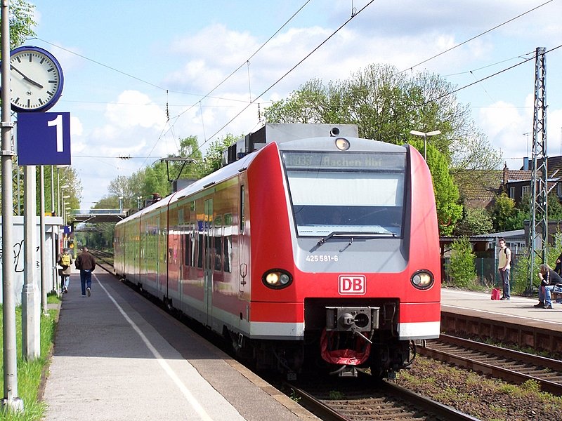 425 081/581 steht als RB33  Rhein-Niers-Bahn  Abfahrbereit in �bach-Palenberg