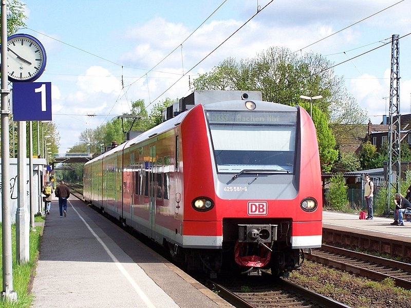 425 081/581 steht als RB33  Rhein-Niers-Bahn  Abfahrbereit in bach-Palenberg