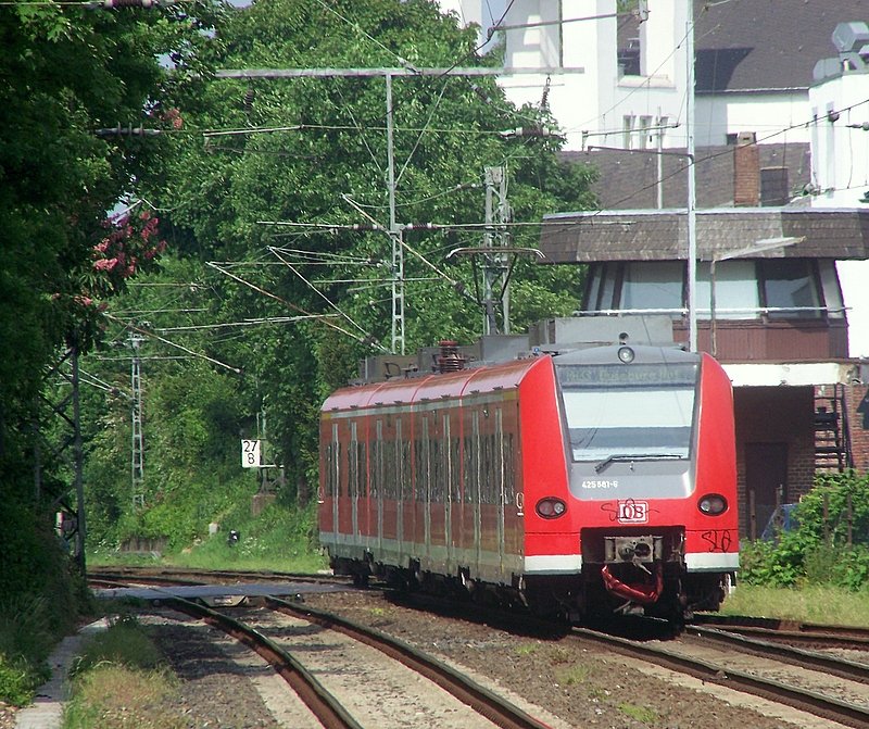 425 081/581 verlsst als Pbz 11072(RB33) den Geilenkrichener Bahnhof in Ruichtung Mnchengladbach, Duisburg. 16.05.08