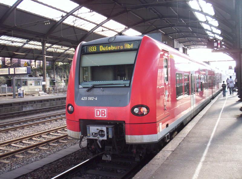 425 082 als RB 33 (Rhein-Niers-Bahn) Abfahrbereit in Aachen Hbf. 14.08.2005