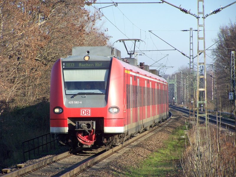 425 082/582 als RB33 nach Aachen Hbf, bei der Einfahrt von Hckelhoven-Baal am 14.12.07