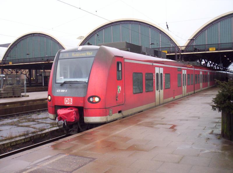 425 099 und ein weiter 425 stehn als RE 8 Richtung Koblenz in M�nchengladbach Hbf bereit. 28.02.2006